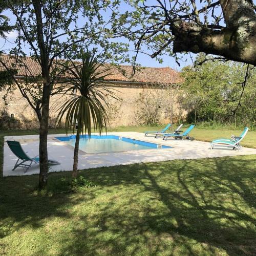 Blacksmiths Cottage In Blanzay - 3 Beds