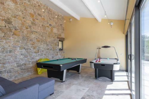 Cabris Villa Sleeps 14 With Pool And Air Con