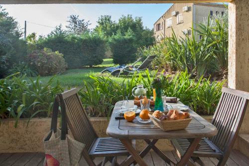 Villa Studio For 2 People With Private Garden And Shared Swiming Pool