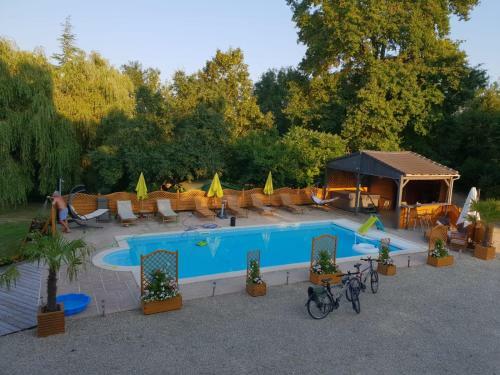 Villa Inviting 3-bed Holiday Home In Chateau-garnier