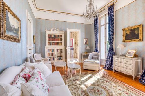Clairac Chateau Sleeps 15 With Pool And Wifi