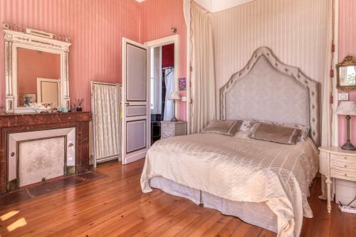 Clairac Chateau Sleeps 15 With Pool And Wifi