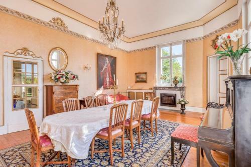 Clairac Chateau Sleeps 15 With Pool And Wifi