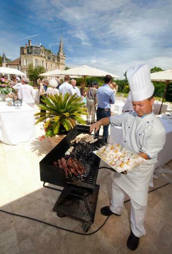 Clairac Chateau Sleeps 15 With Pool And Wifi