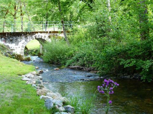 G�te Ferri�res-sur-sichon, 4 Pi�ces, 8 Personnes - Fr-1-489-212