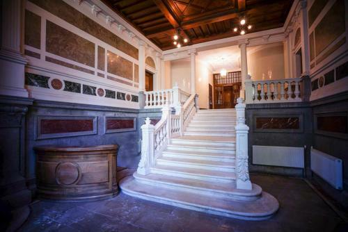 Hallines Chateau Sleeps 26 Wifi