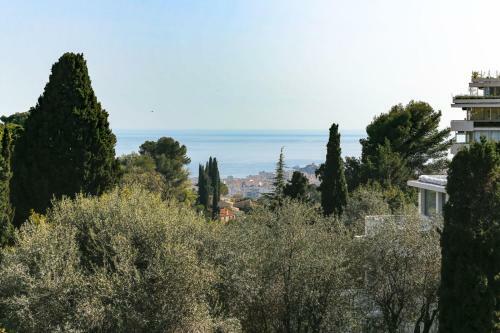 Grand Villa Overlooking Cannes And The Sea.