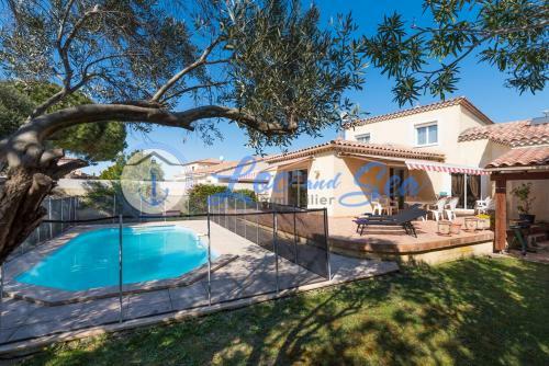 Maison Flamants Roses Avec Piscine