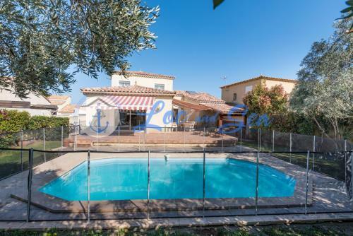 Maison Flamants Roses Avec Piscine