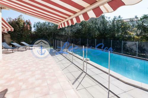 Maison Flamants Roses Avec Piscine