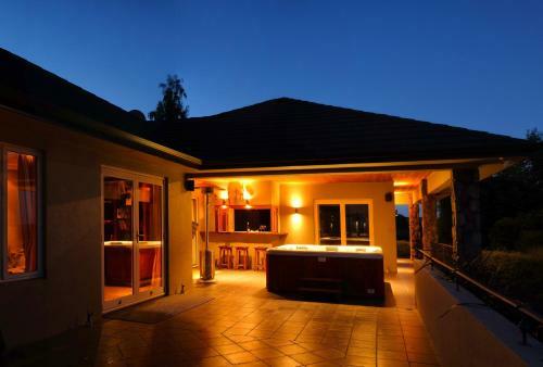 Acacia Bay's Tauhara Sunrise Lodge
