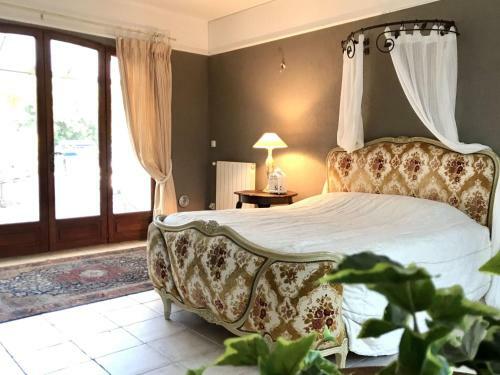 Captivating Villa In Le Plan-de-la-tour With Swimming Pool
