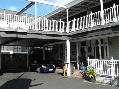 Bed & Breakfast Shooters Saloon
