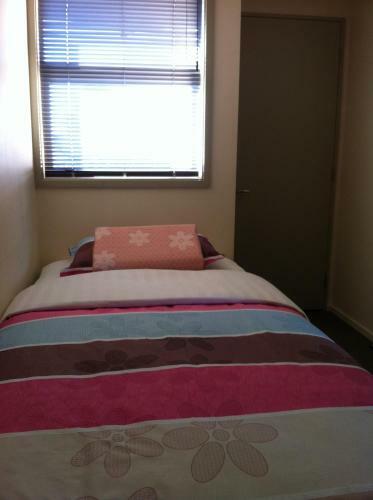 Bed & Breakfast M&y Airport Guest House (red)