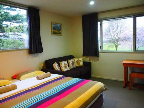Bed & Breakfast M&y Airport Guest House (red)