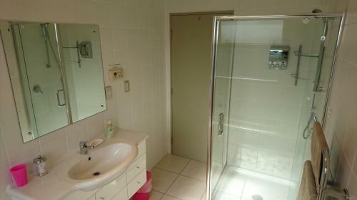 Bed & Breakfast M&y Airport Guest House (red)