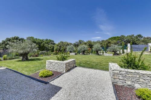 Nimes Villa Sleeps 12 Pool Air Con Wifi