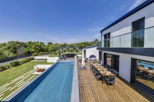 Nimes Villa Sleeps 12 Pool Air Con Wifi