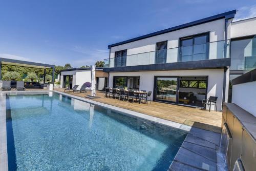 Nimes Villa Sleeps 12 Pool Air Con Wifi