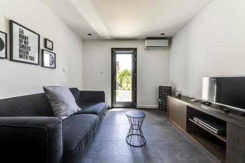 Nimes Villa Sleeps 12 Pool Air Con Wifi