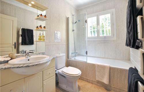 Four-bedroom Holiday Home In Montaroux