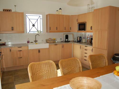 Cosy Villa In Montbrun-des-corbieres With Jacuzzi