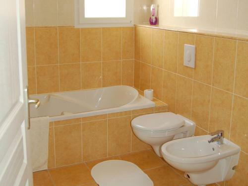 Cosy Villa In Montbrun-des-corbieres With Jacuzzi