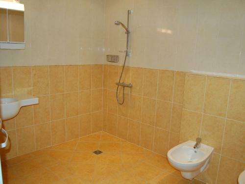 Cosy Villa In Montbrun-des-corbieres With Jacuzzi