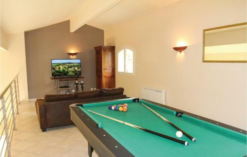 Five-bedroom Holiday Home In Montelimar
