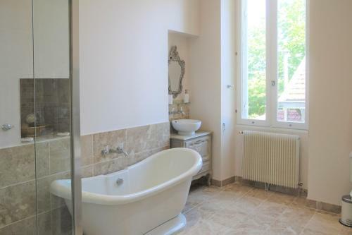 Pauillac Chateau Sleeps 10 With Pool And Wifi