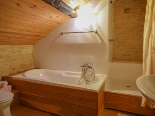 Peaceful Villa In Puy-l'eveque With Garden