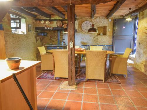 Peaceful Villa In Puy-l'eveque With Garden
