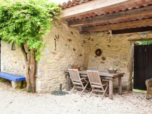 Peaceful Villa In Puy-l'eveque With Garden
