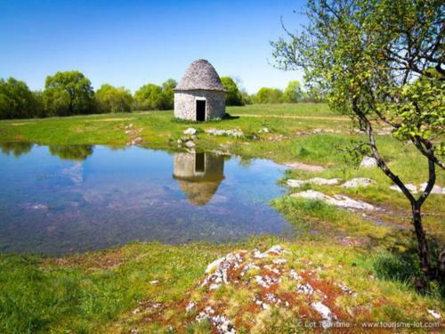 Peaceful Villa In Puy-l'eveque With Garden