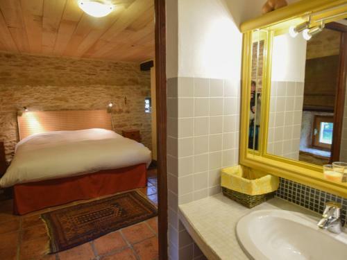 Peaceful Villa In Puy-l'eveque With Garden