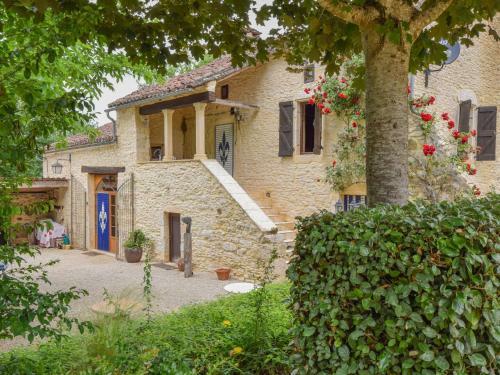 Peaceful Villa In Puy-l'eveque With Garden