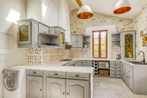 Roquebrune Villa Sleeps 8 With Pool Air Con And Wifi