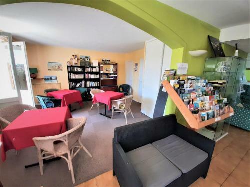Classy Holiday Home In Saint-savinien With Sauna, Jacuzzi