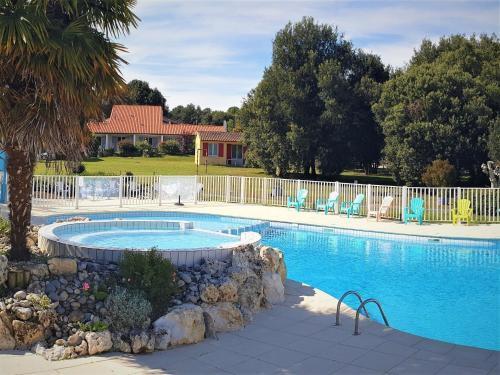 Alluring Holiday Home In Saint-savinien With Jacuzzi