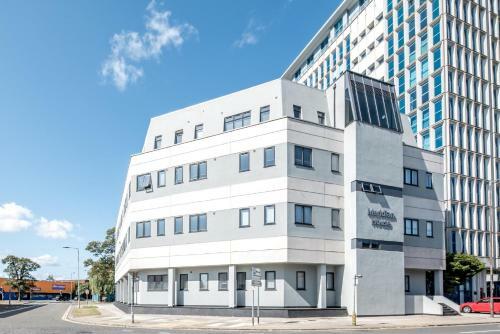 Large Contractor Apartment - Bedford Town Centre By Comfy Workers