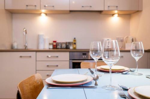 Large Regency Studio Apartment Near The Sea