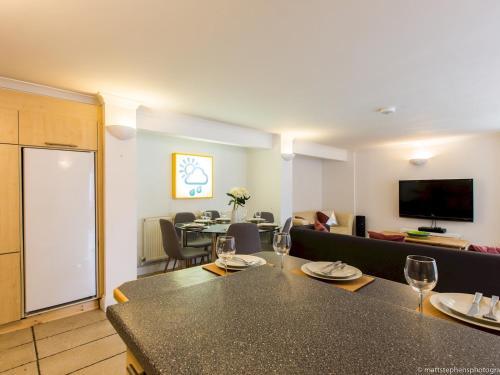 Spacious 5bdr House W/garden In Fabulous Location