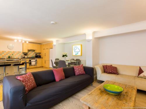 Spacious 5bdr House W/garden In Fabulous Location