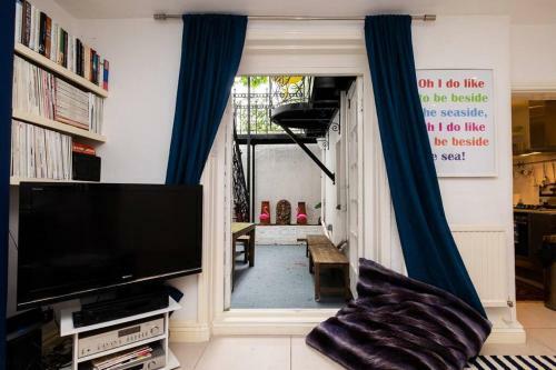 Quirky, Cute, Bright & Bold Apartment With Terrace