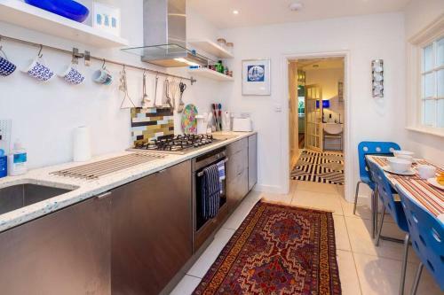 Quirky, Cute, Bright & Bold Apartment With Terrace