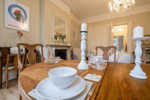 Contemporary Regency Balcony Apartment By The Sea!