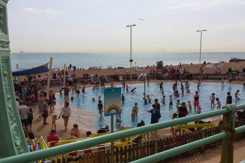 Apartamento Bright Spacious Studio 5 Mins Walk To The Beach!