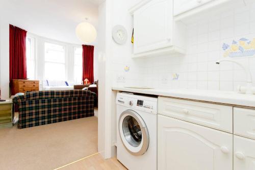 Apartamento Bright Spacious Studio 5 Mins Walk To The Beach!