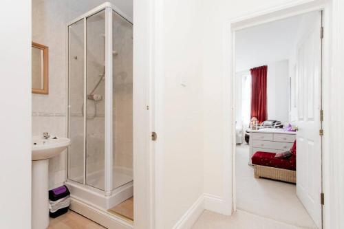 Apartamento Bright Spacious Studio 5 Mins Walk To The Beach!