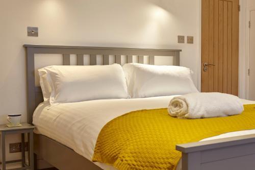 The Mural - City Centre With Parking - Your Apartment